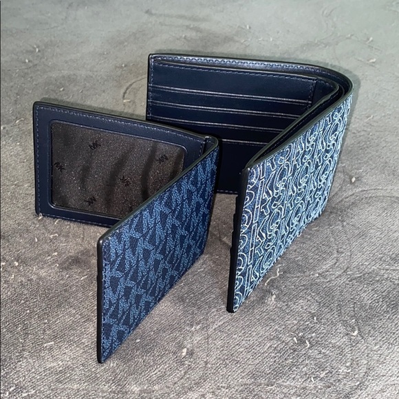 Michael Kors Logo Billfold Wallet With Passcase - Picture 5 of 6